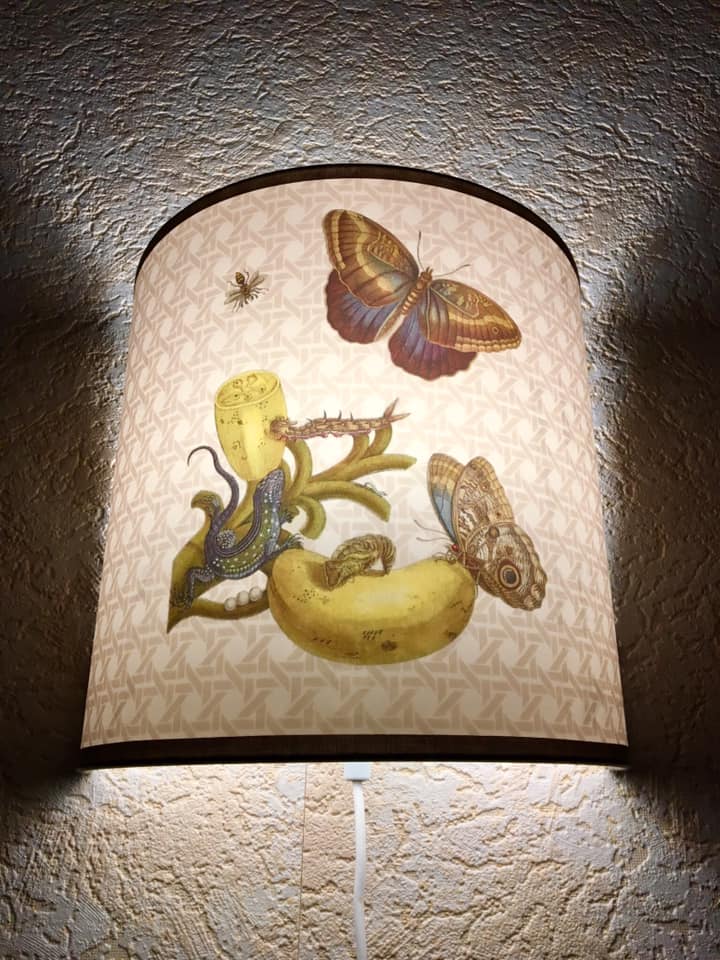 Applique demi-lune papillons sur fond cannage vue 3