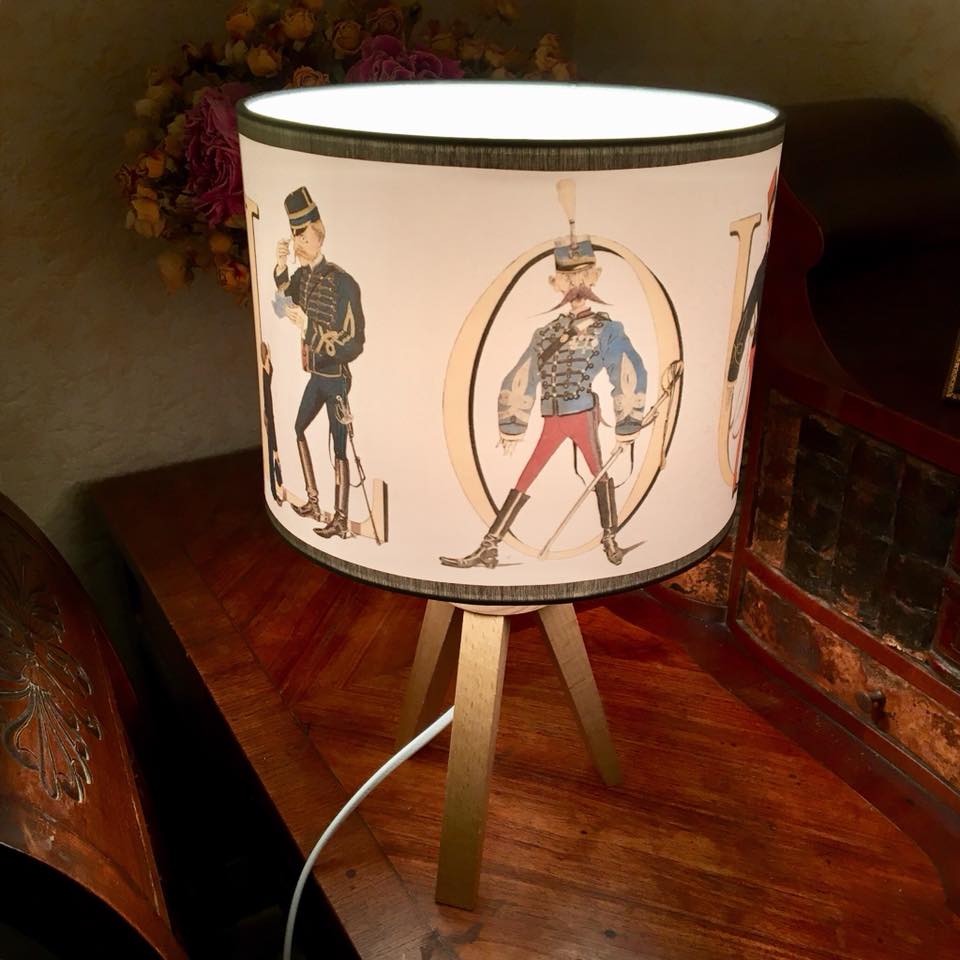 Petite lampe trépied abat-jour prénom vue 2