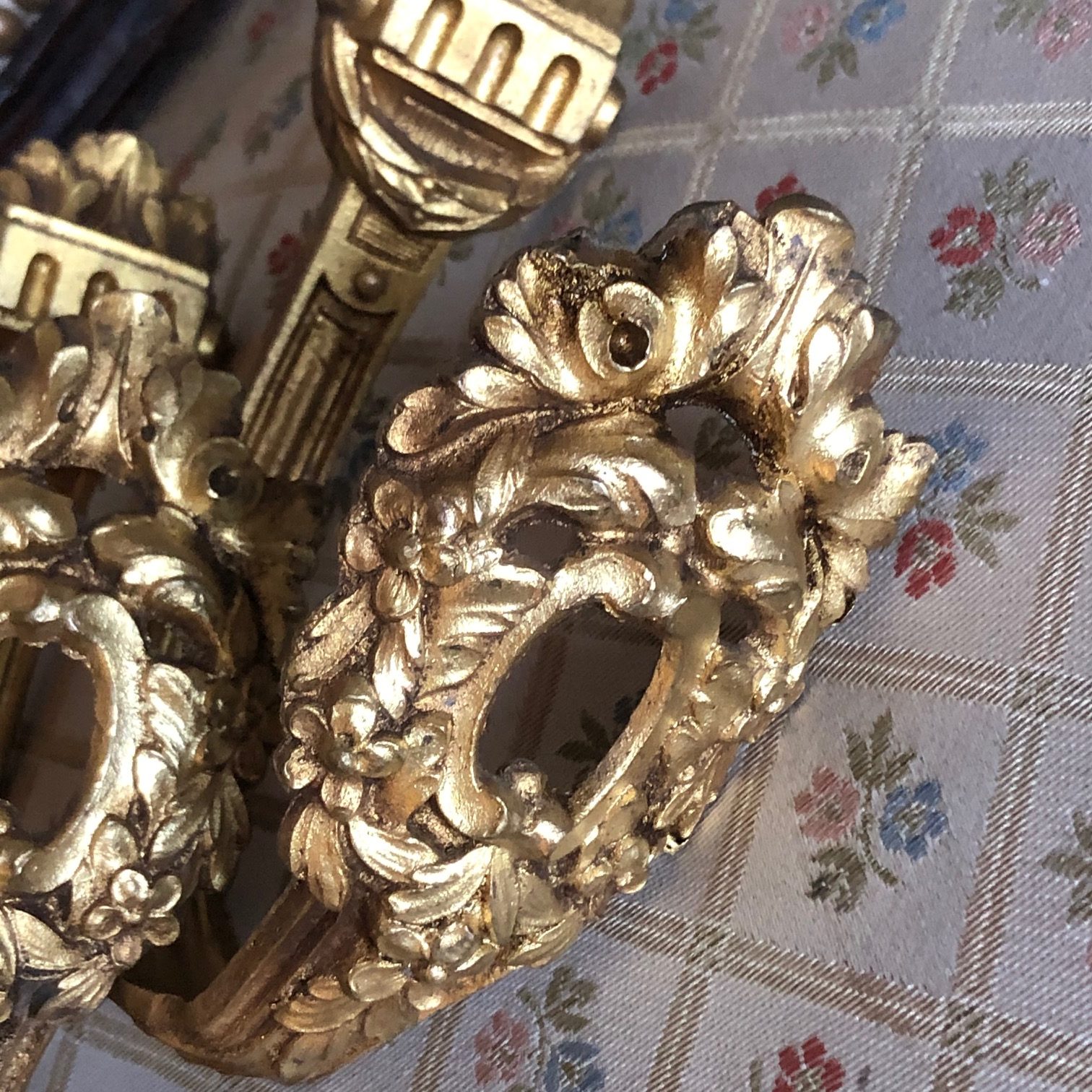 Jolie paire de petites embrasses de rideaux en bronze doré vue 3
