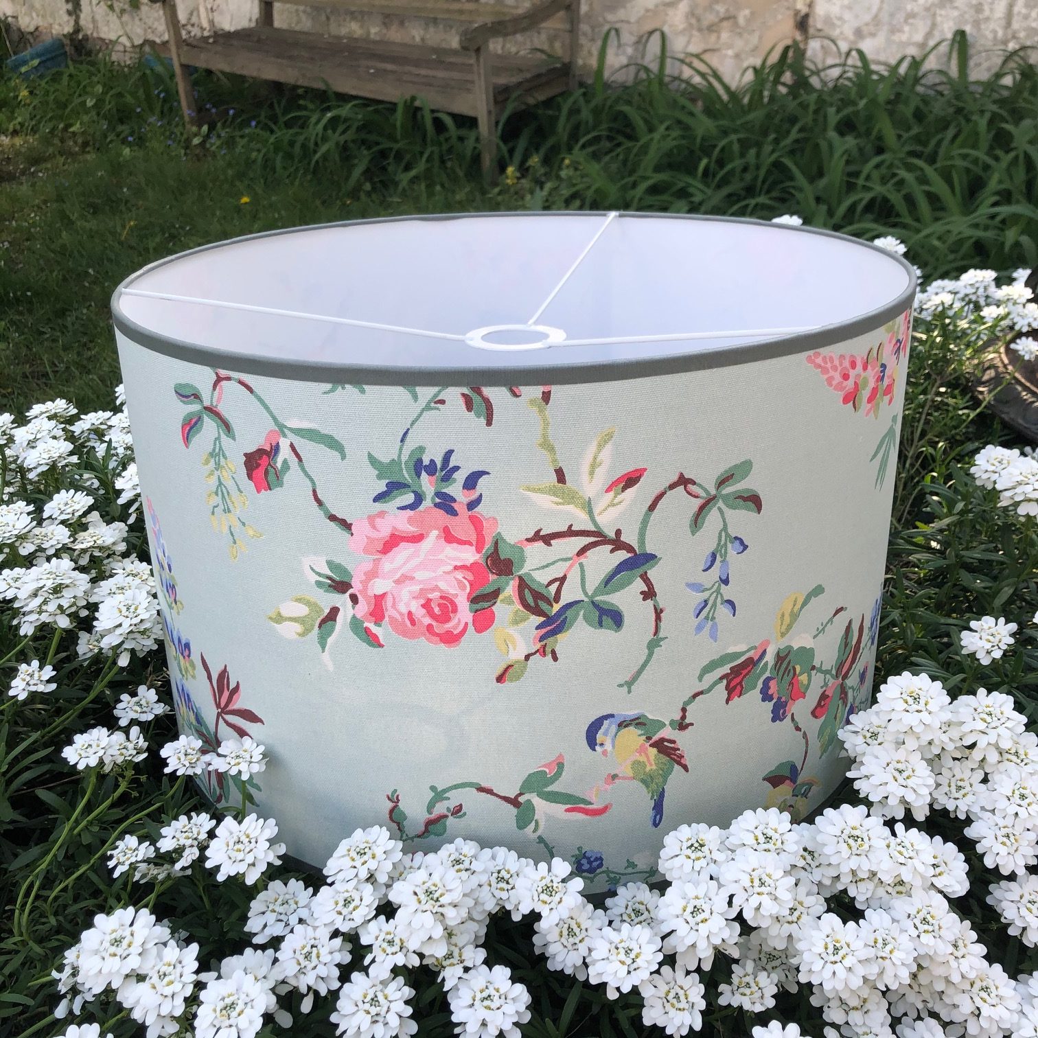 Tissu anglais fleurs et oiseaux fond vert d'eau bleu clair vue 4