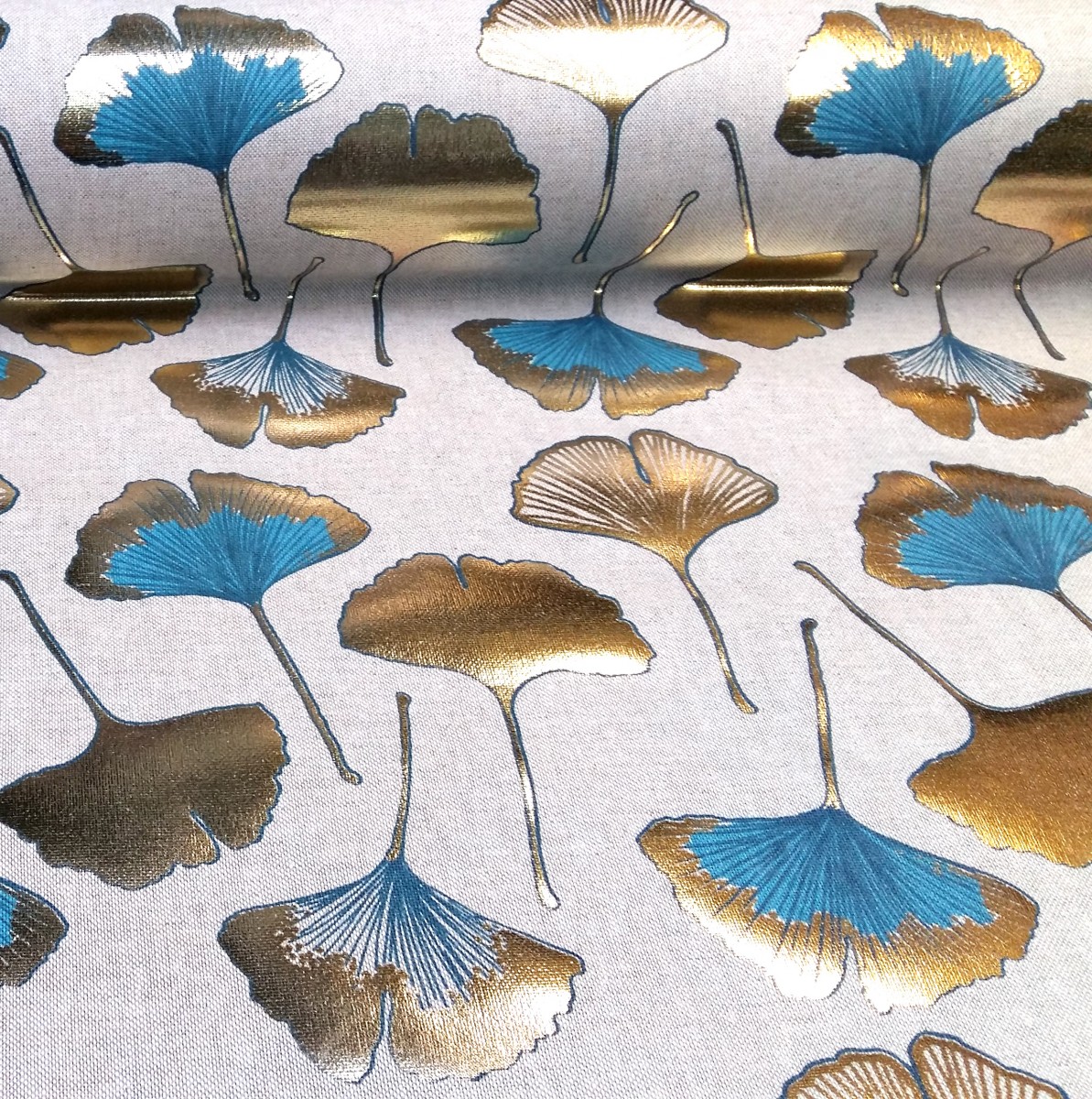 Tissu feuilles de ginkgo bleu et or vue 2