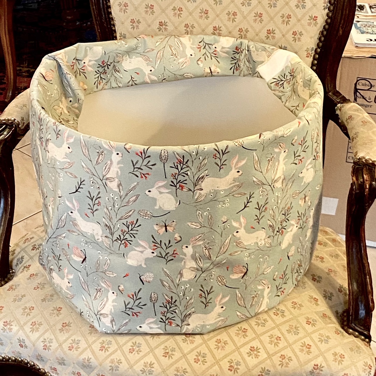 Tissu petits lapins fond gris bleu vue 2