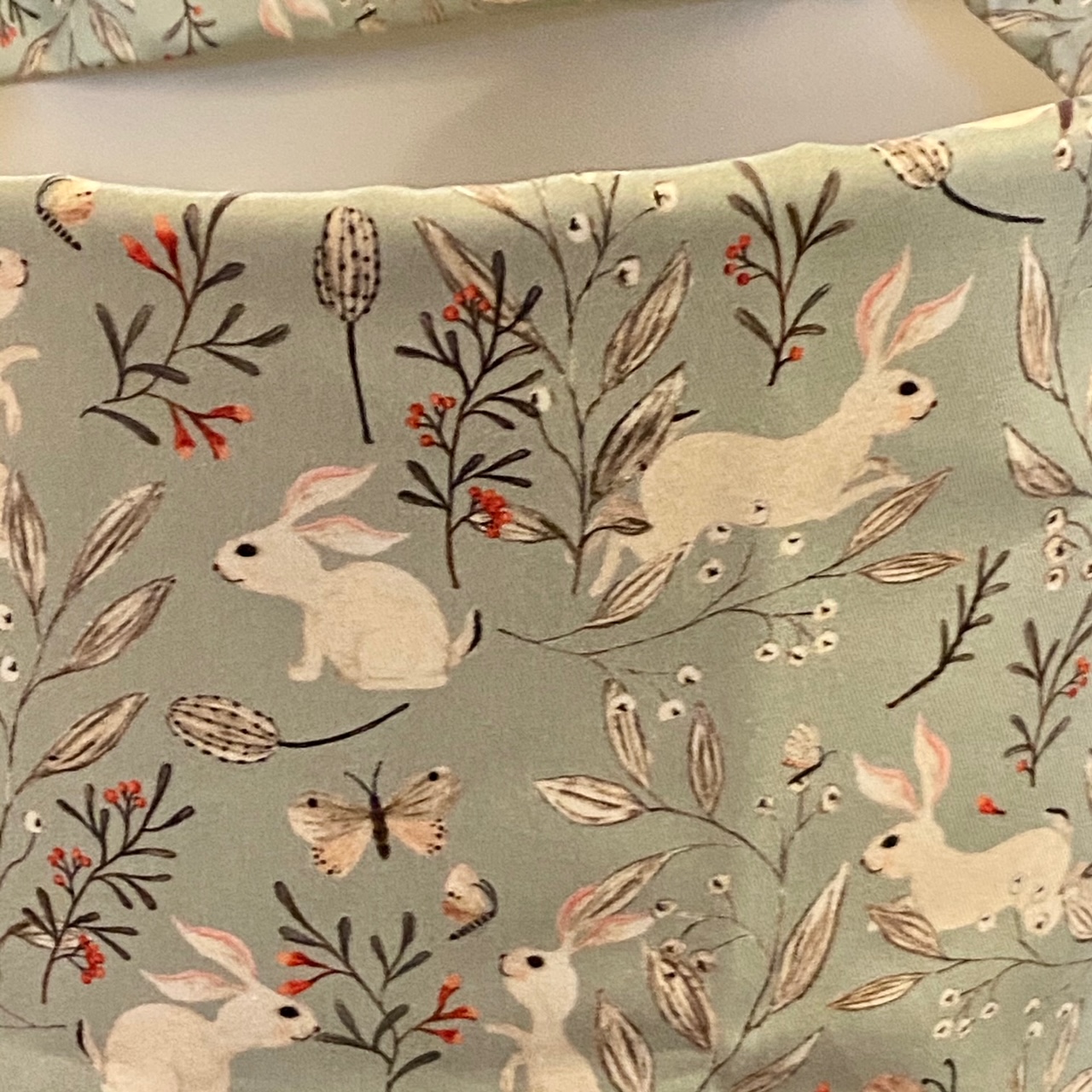 Tissu petits lapins fond gris bleu vue 3