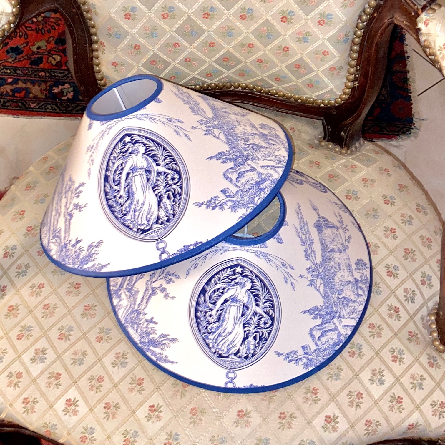 Tissu Toile de Jouy Diane Chasseresse (Casal) fond bleu vue 3