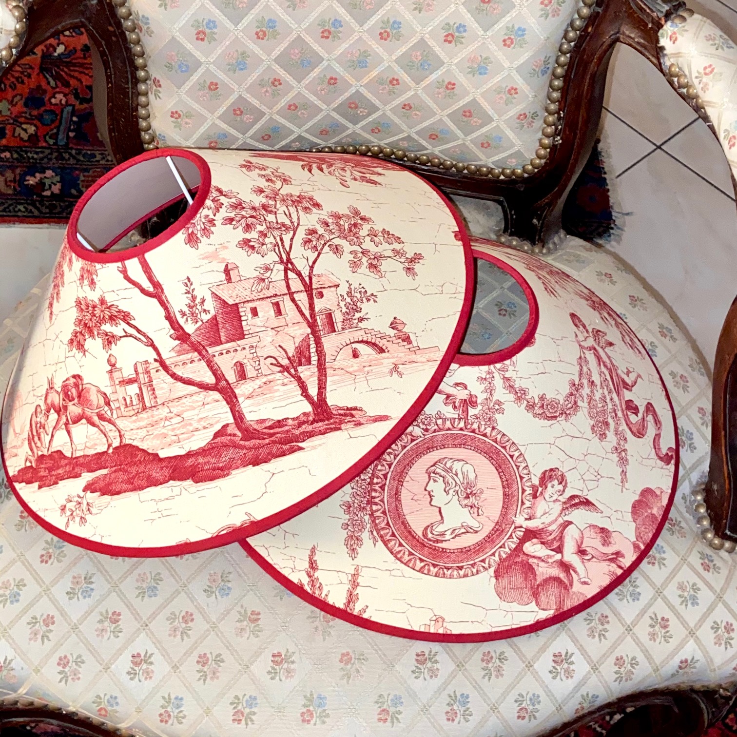 Tissu Toile de Jouy Diane chasseresse (charlesBurger) fond rose foncé vue 2