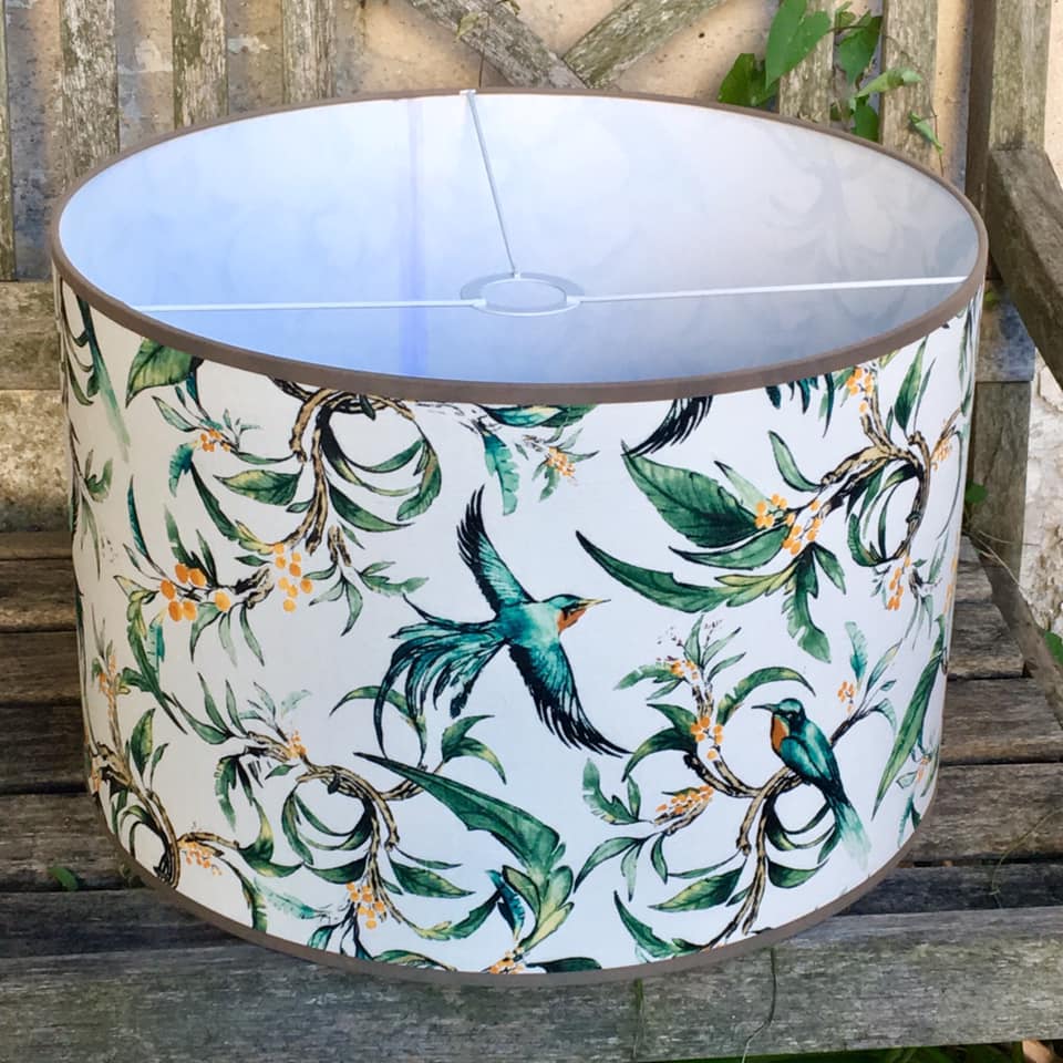 Tissu oiseaux exotiques bleus feuillage vert vue 2