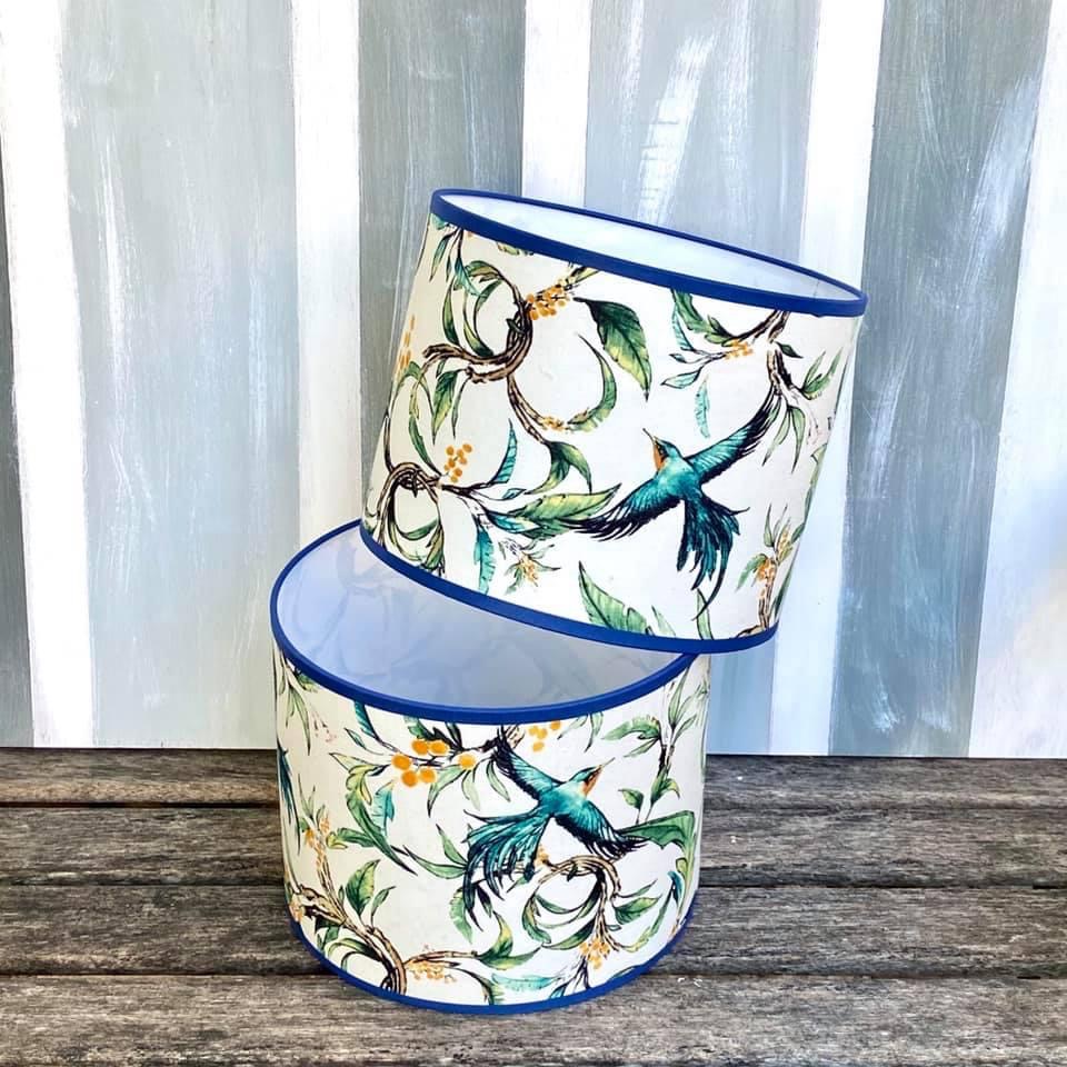 Tissu oiseaux exotiques bleus feuillage vert vue 5