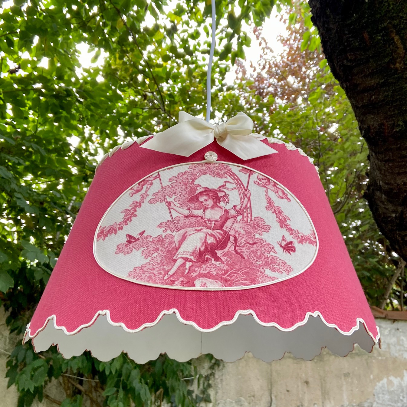 Suspension festonnée avec cartouche en toile de Jouy vue 2