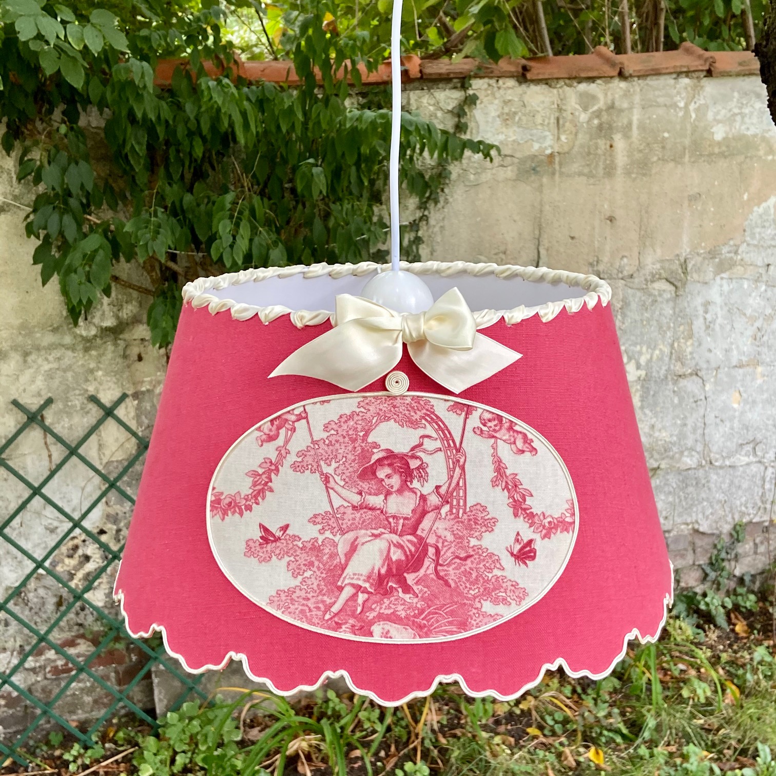 Suspension festonnée avec cartouche en toile de Jouy vue 3
