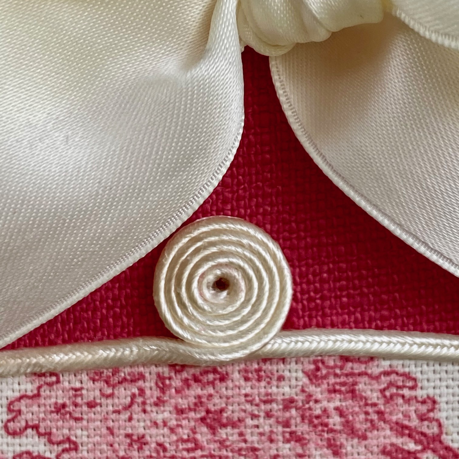Suspension festonnée avec cartouche en toile de Jouy vue 4