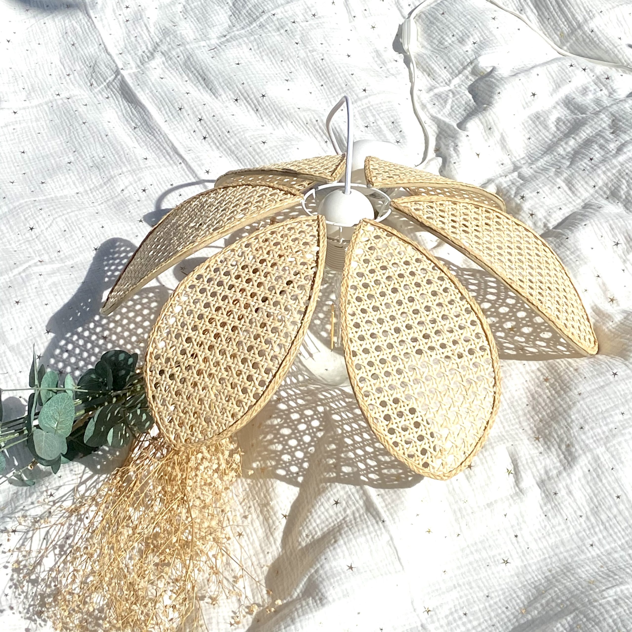 Suspension fleur cannage ou rabane vue 2