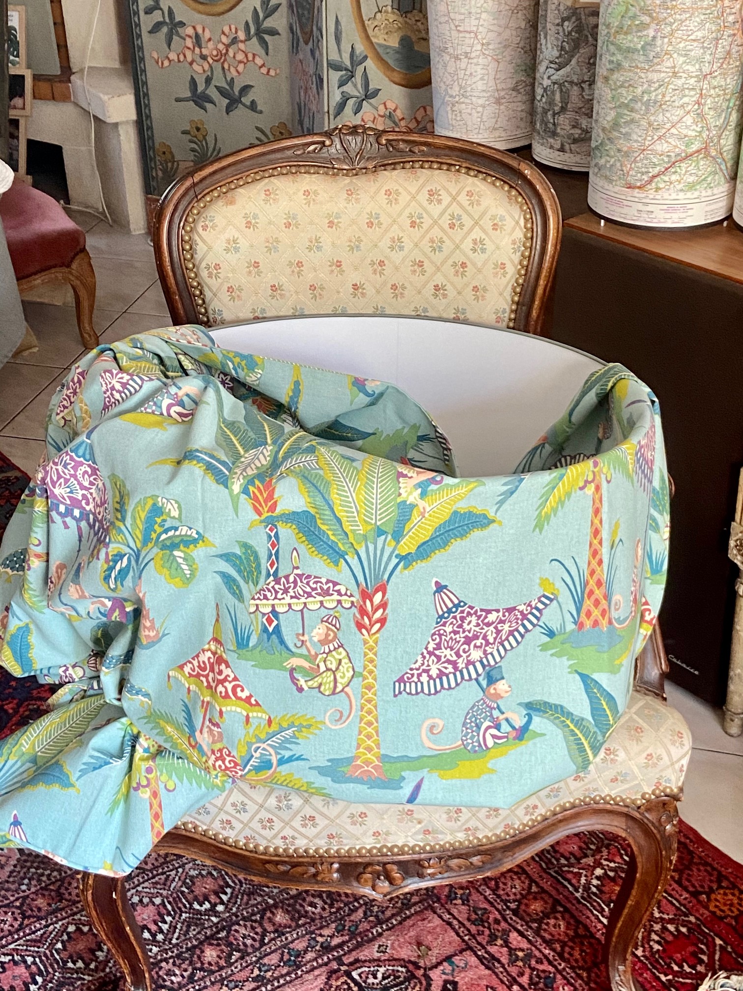 Tissu singes et parasol fond bleu vue 4
