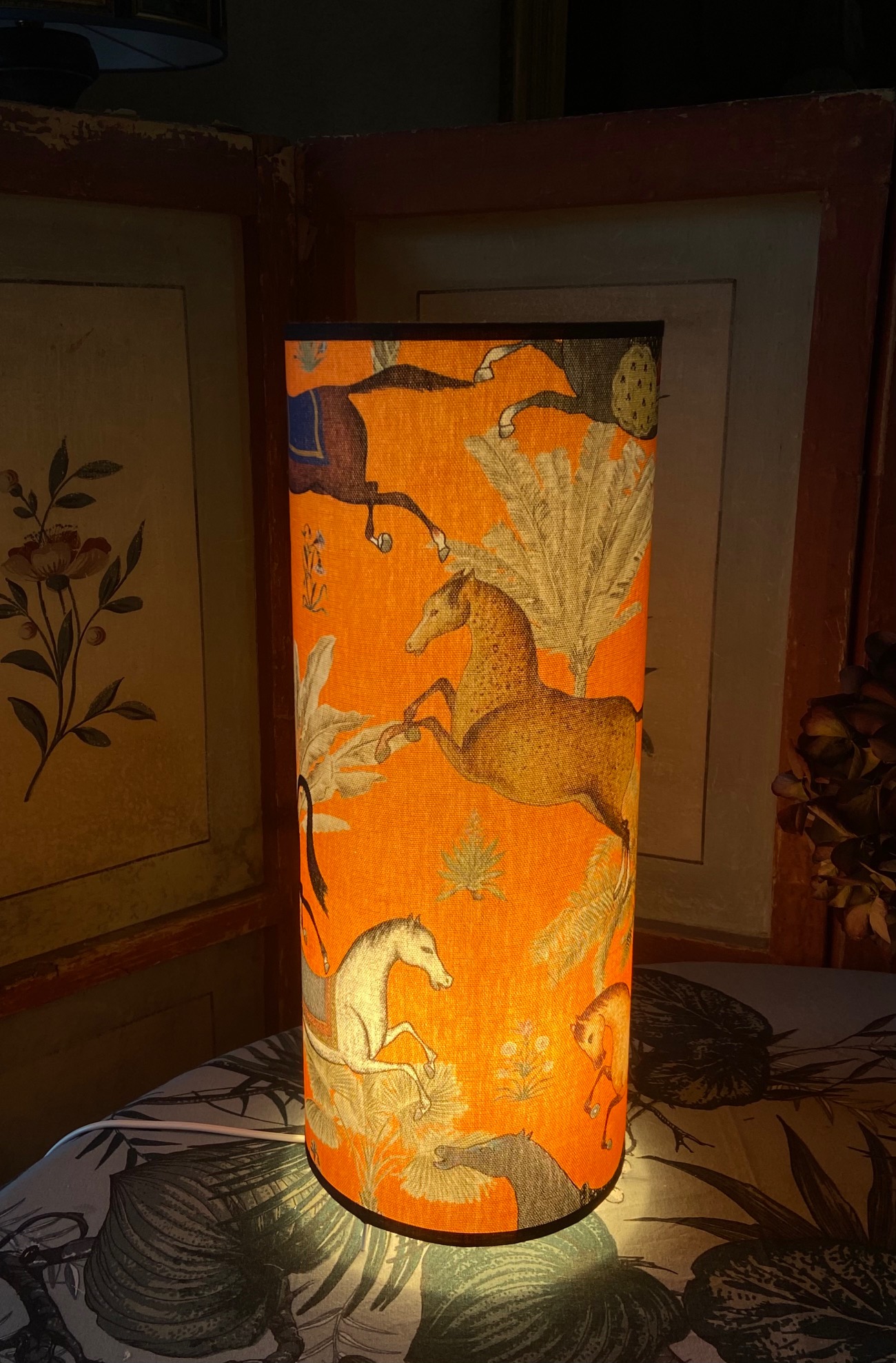 Tissu "chevaux arabes" fond orange vue 2