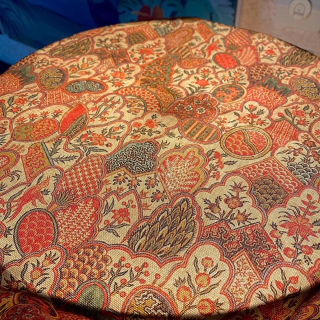 Tissu écailles fond rosé vue 2
