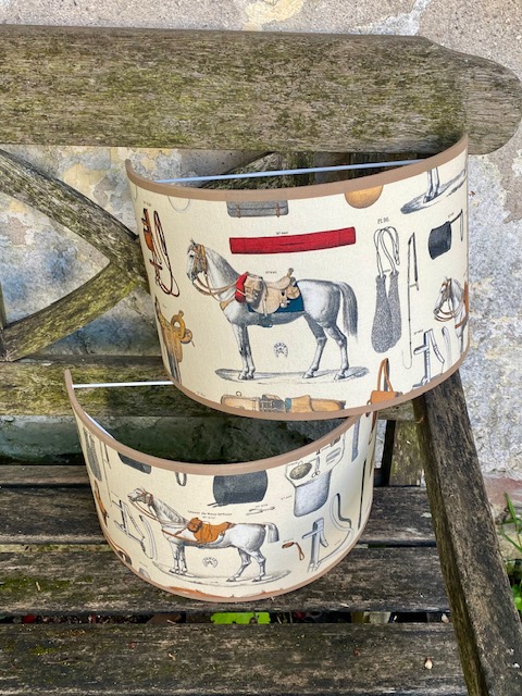Tissu équitation fond crème vue 4