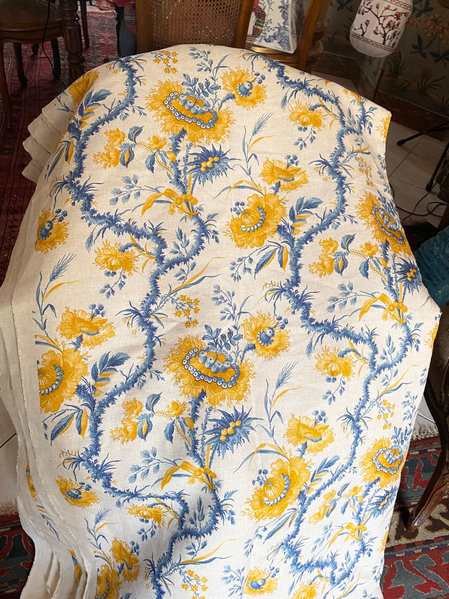 Tissu grandes fleurs jaune et bleu, fond lin clair vue 2