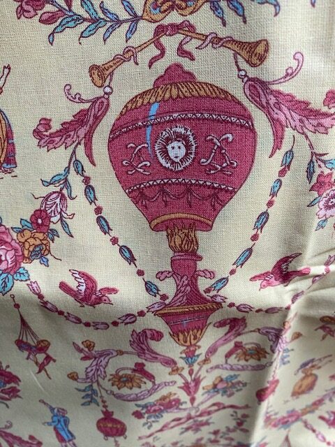 Tissu toile de Jouy version rose fond crème vue 2