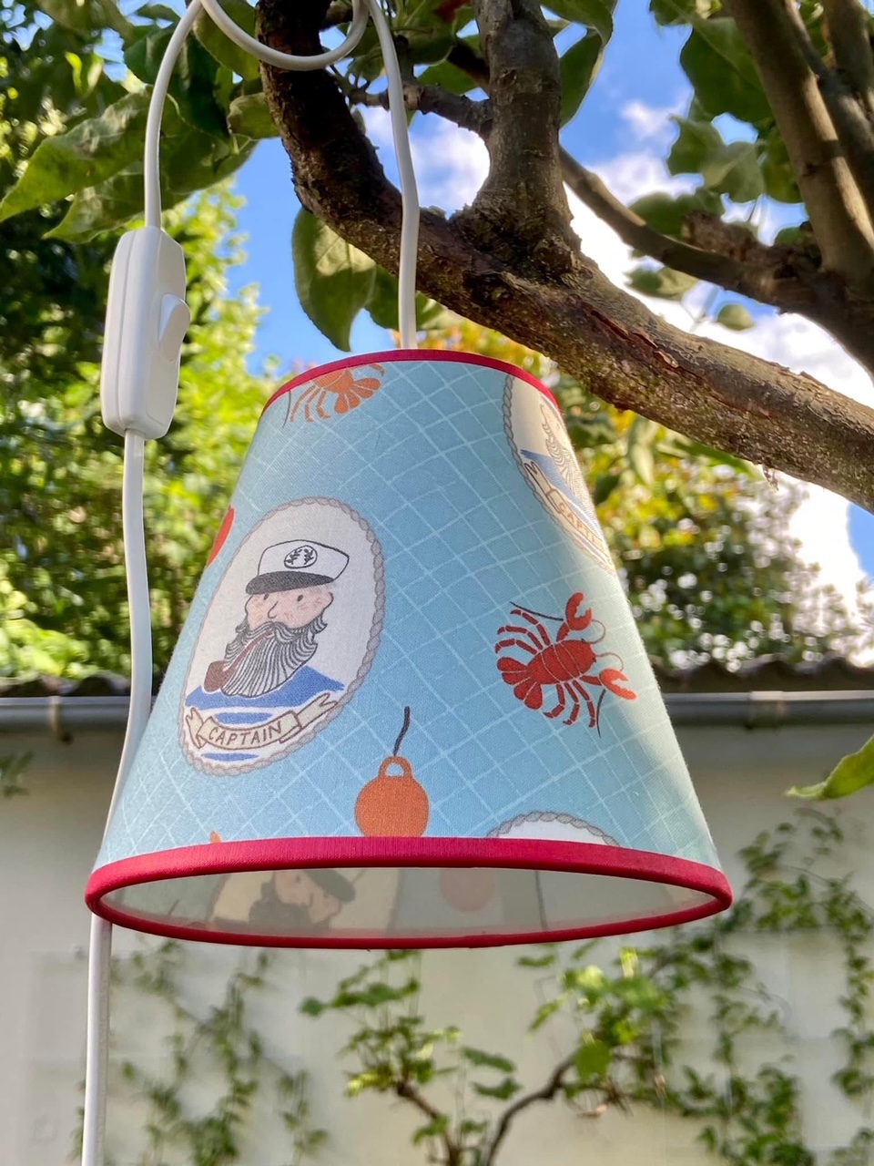 Tissu capitaine fond bleu vue 2